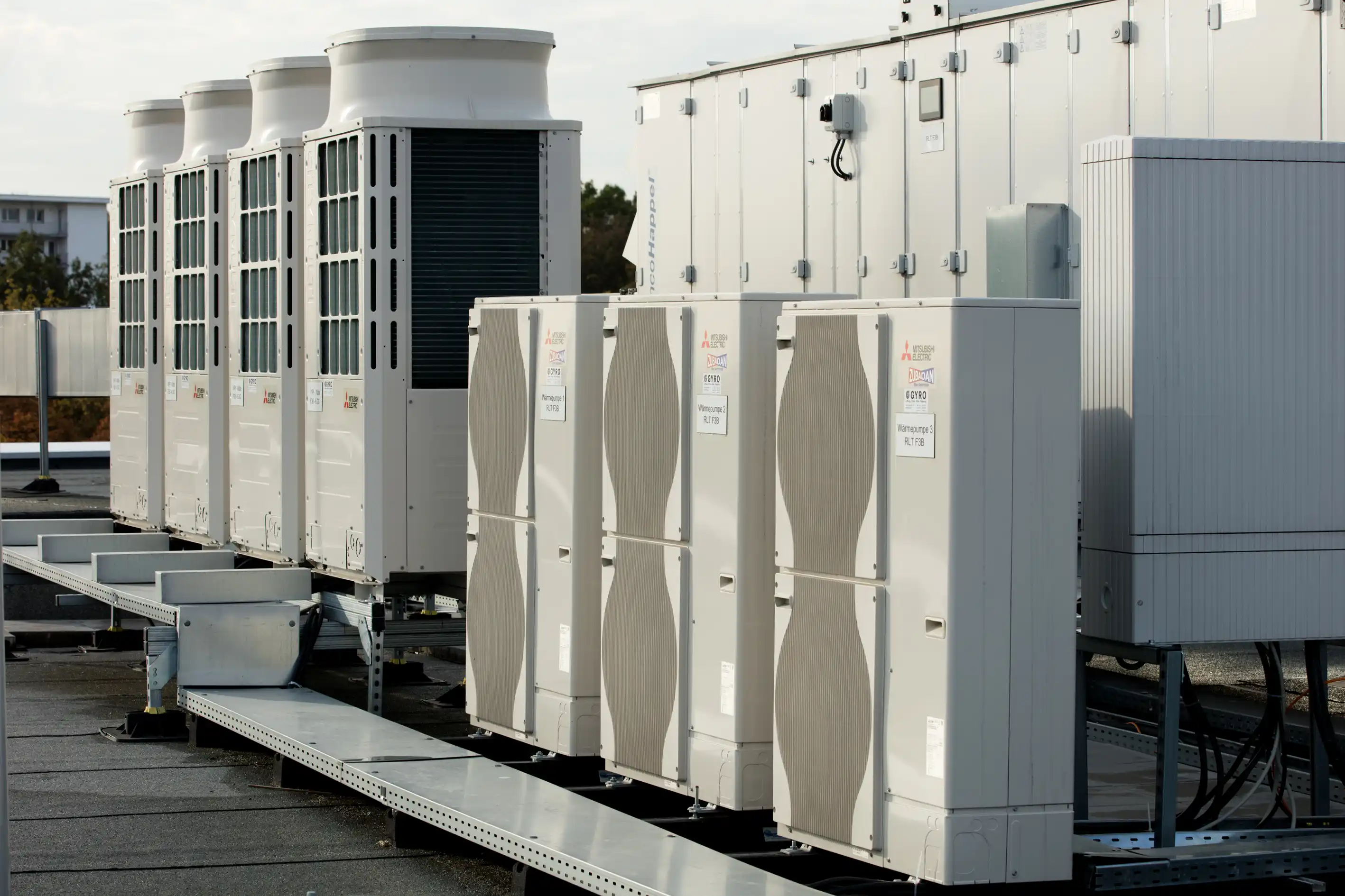 VRF-Außeneinheiten auf einem Gebäudedach — Klimatechnik von GYRO Bautechnik